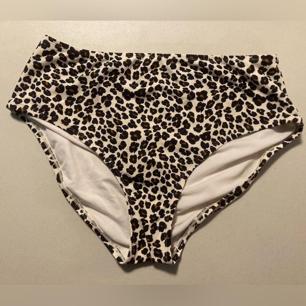 Kona Sol Cheetah Print High-Waisted Bottoms. Size Large